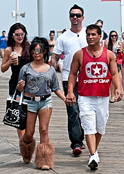 Anyone notice the Raceboat pic on JWow and Snooki show?-snooki-jionni-jwoww-roger.jpg
