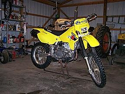 Need to find a dirt bike-suzuki-front.jpg